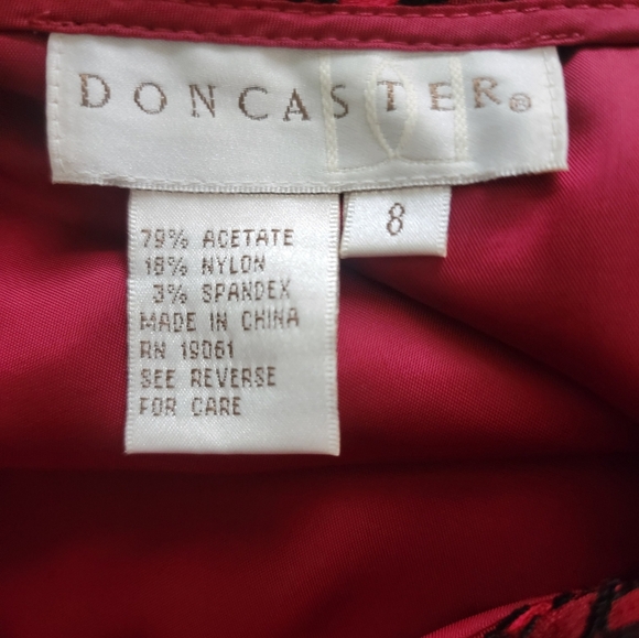 Elegant Red Floral Women's Top And Skirt - Picture 6 of 8